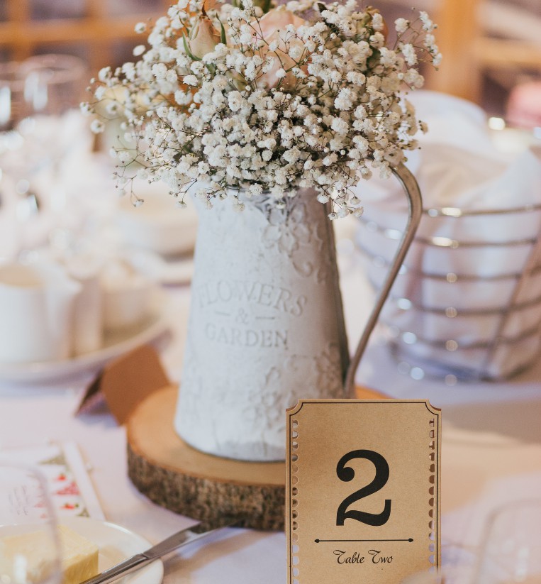 Decor floral mese invitaţi